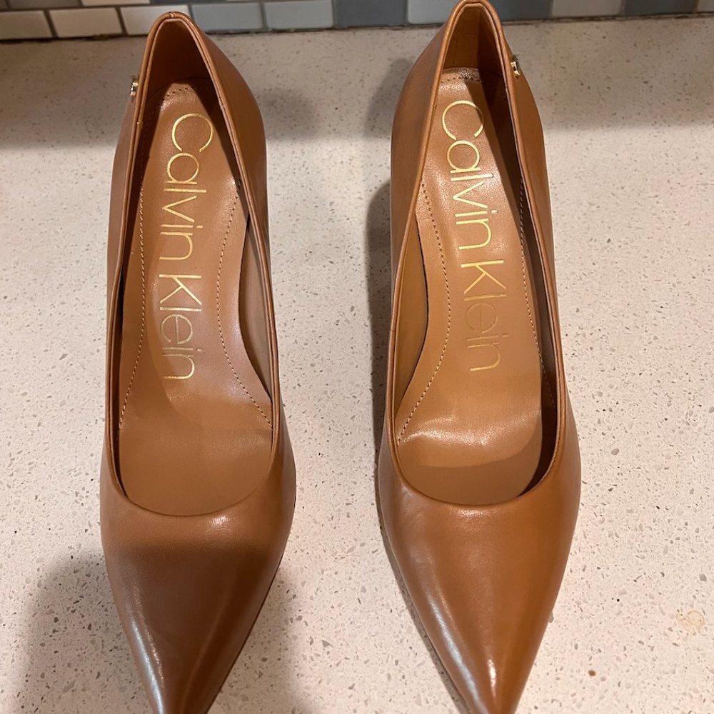 Calvin Klein Brady Pump in Caramel 8.5M - Never Worn